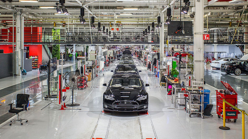 Сотрудники завода Tesla получили разрешение не ходить на работу