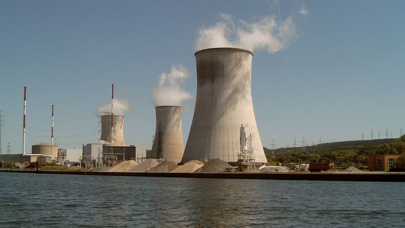Во Франции остановили реактор самой старой АЭС